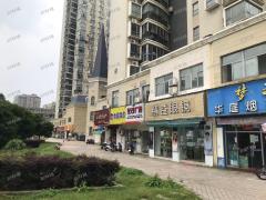 红谷中大道地铁口大型酒店旁旺铺转，十字路口人流大