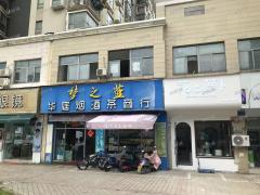 红谷中大道地铁口大型酒店旁旺铺转，十字路口人流大