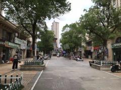 小区门口经营9年超市，日营业额6千大型工厂围绕