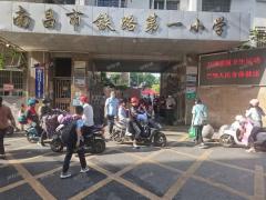 铁路第一小学门口店铺，靠近农贸市场无行业限制