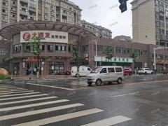 大型小区十字路口上下两层店铺出租，适合各种行业