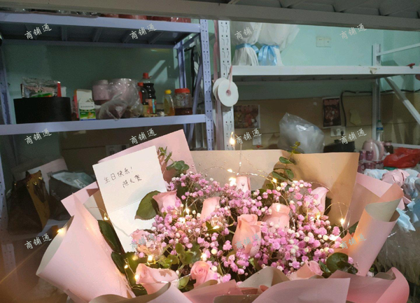 (转让) 花店，有冷库，适合批发或者零食，材料应有尽有，可以过来面谈