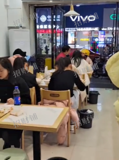 创新二路路口店，人流量 旁边是大学城