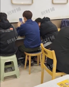 创新二路路口店，人流量 旁边是大学城