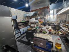 日营业7000 门头14 紧邻地铁口和学校正对面