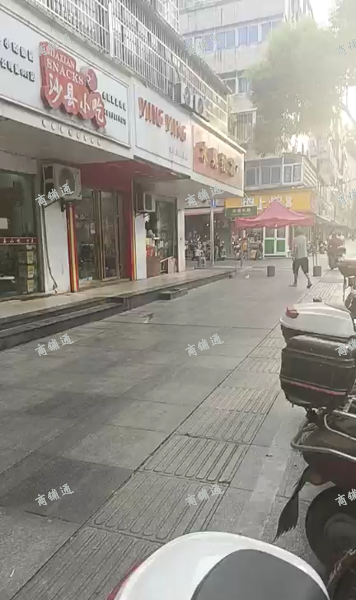 (转让) 附近有居民区，学校，旁边有菜市场。水电自缴。