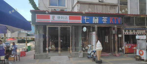 (转让) X学校对面商铺，里面住宅小区，早中晚人流量大。