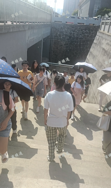(转让) 学校有一店面转让，学校人多位置好