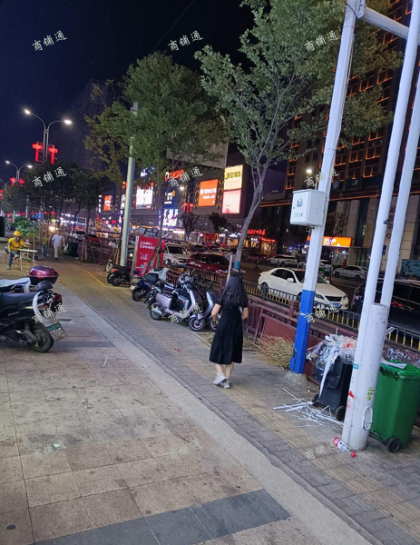 (转让) 位置沃尔玛斜对面，店铺格局好