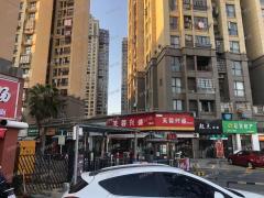 小区入口旁餐饮店转让小区两万人入住率高