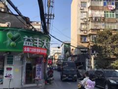 师大南路地铁口 十字路口 三年店餐饮店转