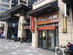 小区门口第二个店面双门头拐角店 小区1000多户 行业不限