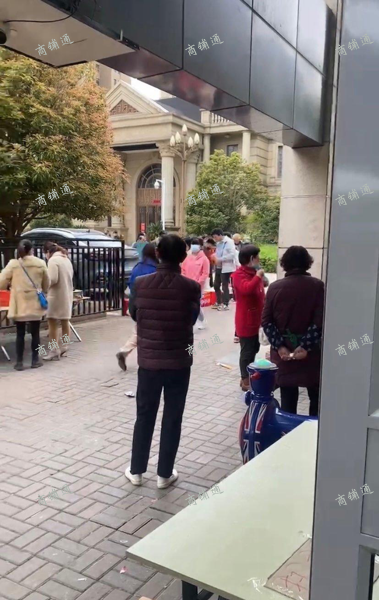 (转让) 大型社区主要出入口，附近有学校，幼儿园，