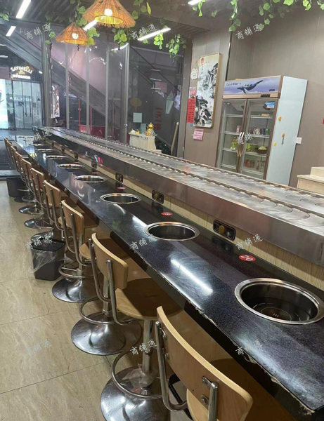 (转让) 位于王府井购物中心一楼店铺，可做餐饮，设备齐全