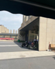 (转让) 在北大门门口，小区对面有学校，隔壁有菜鸟驿站。