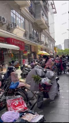 农贸市场门口正对面的店 可空转