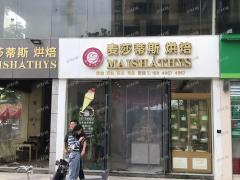 万人小区门口双门头拐角店 旁边就是中学