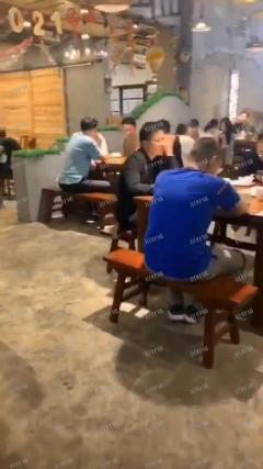 三年店 小区门口餐饮店 门宽10米 