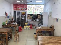 芳草学校旁 万人小区门口餐饮店转让