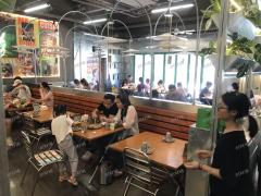 地铁一号线卫东站地铁口 门头30米 餐饮店