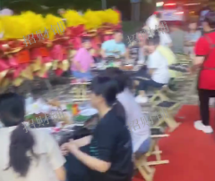万人小区出入口餐饮店 门宽13米附近多所学校