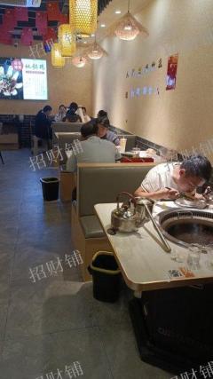 谢家村地铁口 梦时代对面 十字路口餐饮店 
