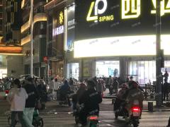 谢家村地铁口 梦时代对面 十字路口餐饮店 