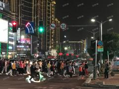谢家村地铁口 梦时代对面 十字路口餐饮店 