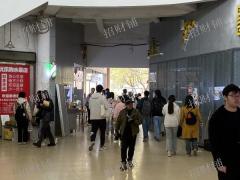 3万多人大学 双头门 拐角炸鸡店 学生宿舍楼下