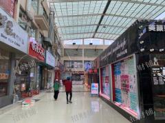 3.5万多人大学 学生宿舍楼下商业街店铺空转