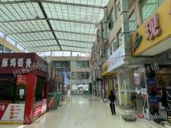 3.5万多人大学 学生宿舍楼下商业街店铺空转