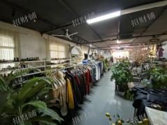 小区门口 农贸市场旁  四年服装店 周边品牌店多