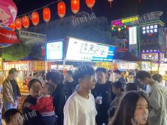 紫荆夜市头部位置的摊位 日营业额4000多