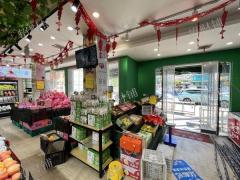 门宽12米水果店，日营业15000， 四门头店 也可外摆