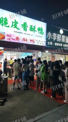 4万多人大学门口正对面店铺转让，左边是夜市右边是蜜雪冰城