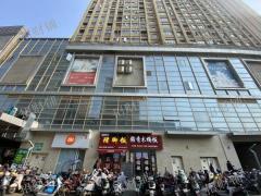 麦当劳旁餐饮店转让，小区出入口 楼上就写字楼和公寓