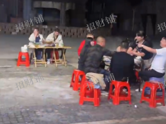 拐角双门头 展示面30米左右 餐饮店日营业额5000左右