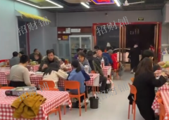 拐角双门头 展示面30米左右 餐饮店日营业额5000左右