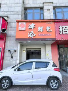 十字路口  拐角店 临近两个中学  也是小区出入口的位置