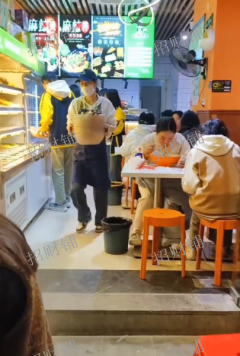 地铁口旁 十字路路口  四年老店 ，麻辣烫店 日营业额3500