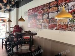 双门头 门宽9米 带阁楼  有免租期 楼上是网吧 对面是酒店  