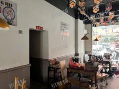双门头 门宽9米 带阁楼  有免租期 楼上是网吧 对面是酒店  
