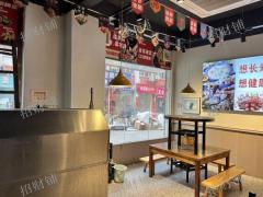 双门头 门宽9米 带阁楼  有免租期 楼上是网吧 对面是酒店  