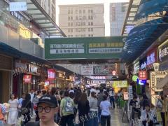万达金街地铁出入口摊位转让 日营业4000左右 周末6000左右