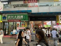 万达金街地铁出入口摊位转让 日营业4000左右 周末6000左右