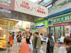 万达金街地铁出入口摊位转让 日营业4000左右 周末6000左右