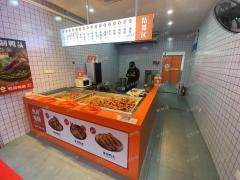 蜜雪冰城正对面 卤菜店 左边是喜姐炸串 右边是临榆炸鸡
