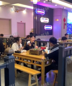 门宽40米 拐角烧烤夜宵店 四年老店  月做 30万可看流水 