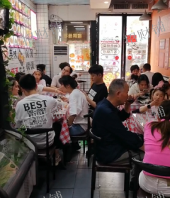 四年老店  餐饮店 日营业额1500左右 节假日3000左右 店内可住人