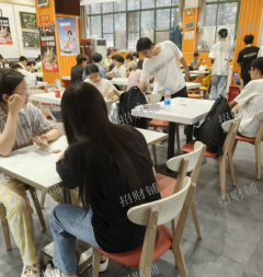 2.7万多人大学 张亮麻辣烫 日营业额5000到7000左右 可看流水 